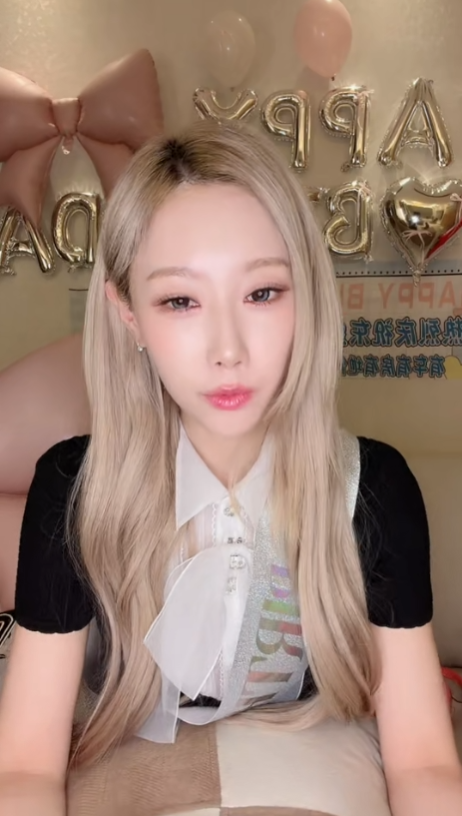 R29Zy's tweet photo. Yoohyeon was the first to wish Handong happy birthday as soon as it turned midnight~ ❤️ https://t.co/qlORdYzP6z