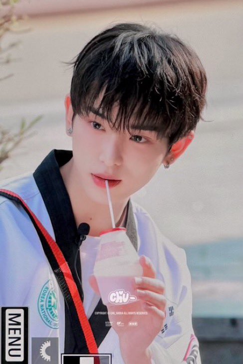 와 태권도복에 딸기우유.. 이거그냥한국초딩1국룰이잖아🤣🤣🤣🤣😭