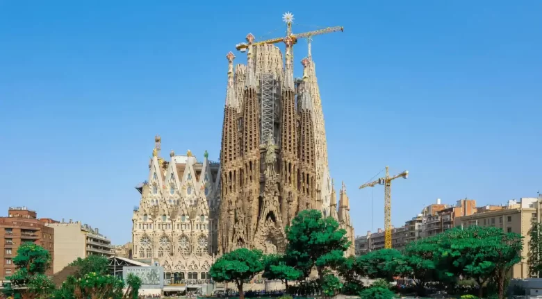 pislikmimarcom's tweet image. LEGO, Antoni Gaudí’nin başyapıtı Sagrada Familia’nın tamamlanışını, bugüne kadarki en büyük setiyle kutlayacak.

Detaylar 👉 pislikmimar.com/lego-sagrada-f…

#mimarlık #antonigaudi #sagradafamilia