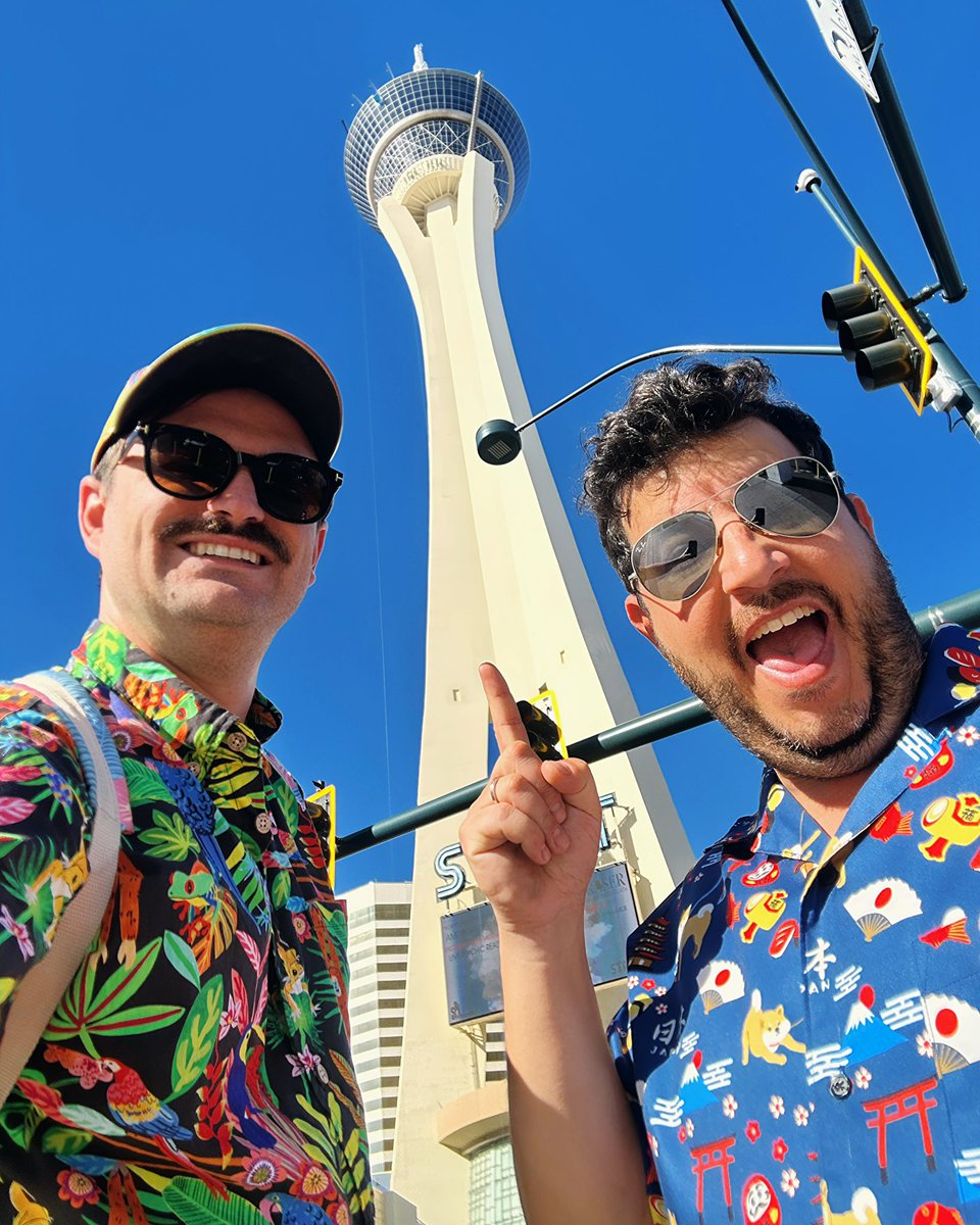 fedeariasp's tweet photo. ¡Las Vegas desde las nubes! ☁️🏙️ La cima del STRAT es ORO 📸 @stratvegas 
👕 Camisa de @yiume_official 
#LasVegas #Stratosphere #VegasStrip #TravelNevada #CityLights #felizjueves https://t.co/WsDcSpJVUk