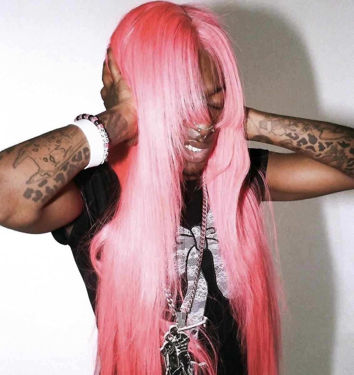 t0mst0ms's tweet photo. Quand je dis que je veux mettre des wigs cβest pour give non binary #nofish https://t.co/BuvhYl1fV1