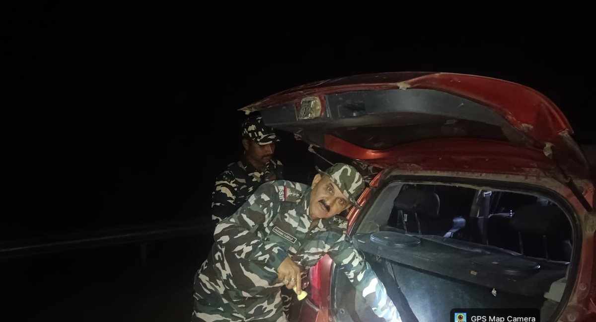 9BnSSB_INDIA's tweet photo. सीमाचौकी में तैनात SSB जवानों द्वारा राहगीरों की सघन जांच कर सीमा क्षेत्र में सुरक्षा एवं सतर्कता सुनिश्चित की गई।
#SSB_INDIA
#FTRSSBLUCKNOW #SSBSHQGKP
#Balrampur
#SeemaSuraksha #IntensiveChecking #BorderSecurity
#NationFirst https://t.co/4BNIUqOMIH