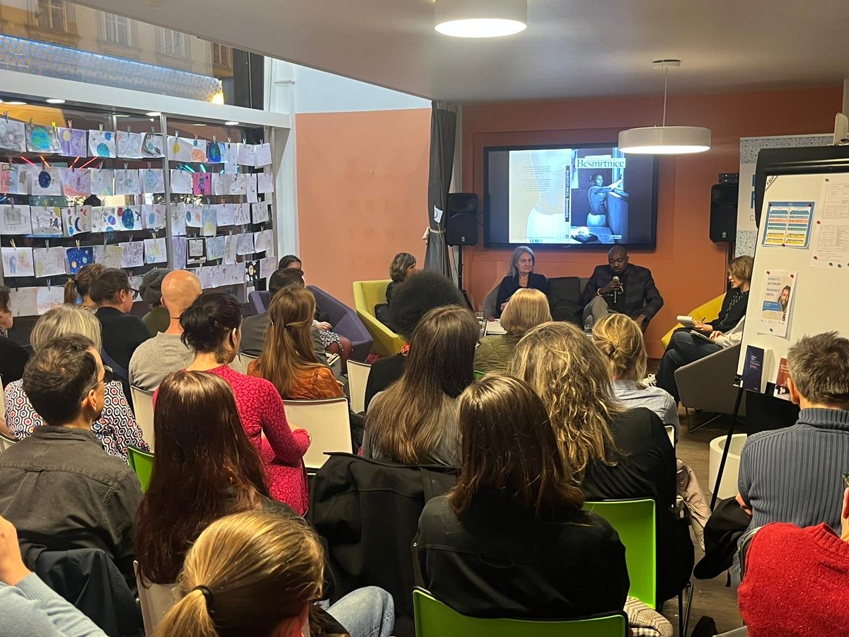 FabienFieschi's tweet photo. Hier soir l’@IFZagreb accueillait dans le cadre du mois de la #Francophonie l’écrivain et poète Makenzy Orcel pour la présentation de la traduction en #croate de son roman « Les immortelles ». Salle comble pour cette deuxième visite à #Zagreb @OIFrancophonie @FranceenCroatie https://t.co/28roiEEYpF