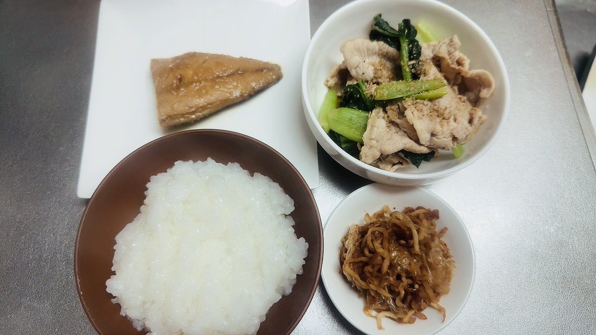 最近おかゆブーム…
サバの味噌煮
豚肉と小松菜のポン酢和え
切り干し大根炒め
なんて健康的なんでしょうw
なんで健康的なのに疲れきってるんでしょ？w
ふしぎー( ꒪⌓꒪)