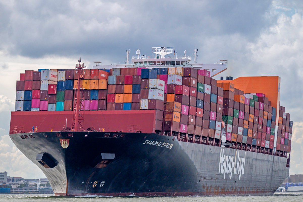 WorldCargoNews's tweet image. ‼️ 💲 Hapag-Lloyd flags sharp cost increases from Middle East disruptions, driven by higher #bunker costs, and a rise in #insurance and storage expenses.

#WorldCargoNews #containershipping #MiddleEast #HORMUZ tinyurl.com/3wwa48hd