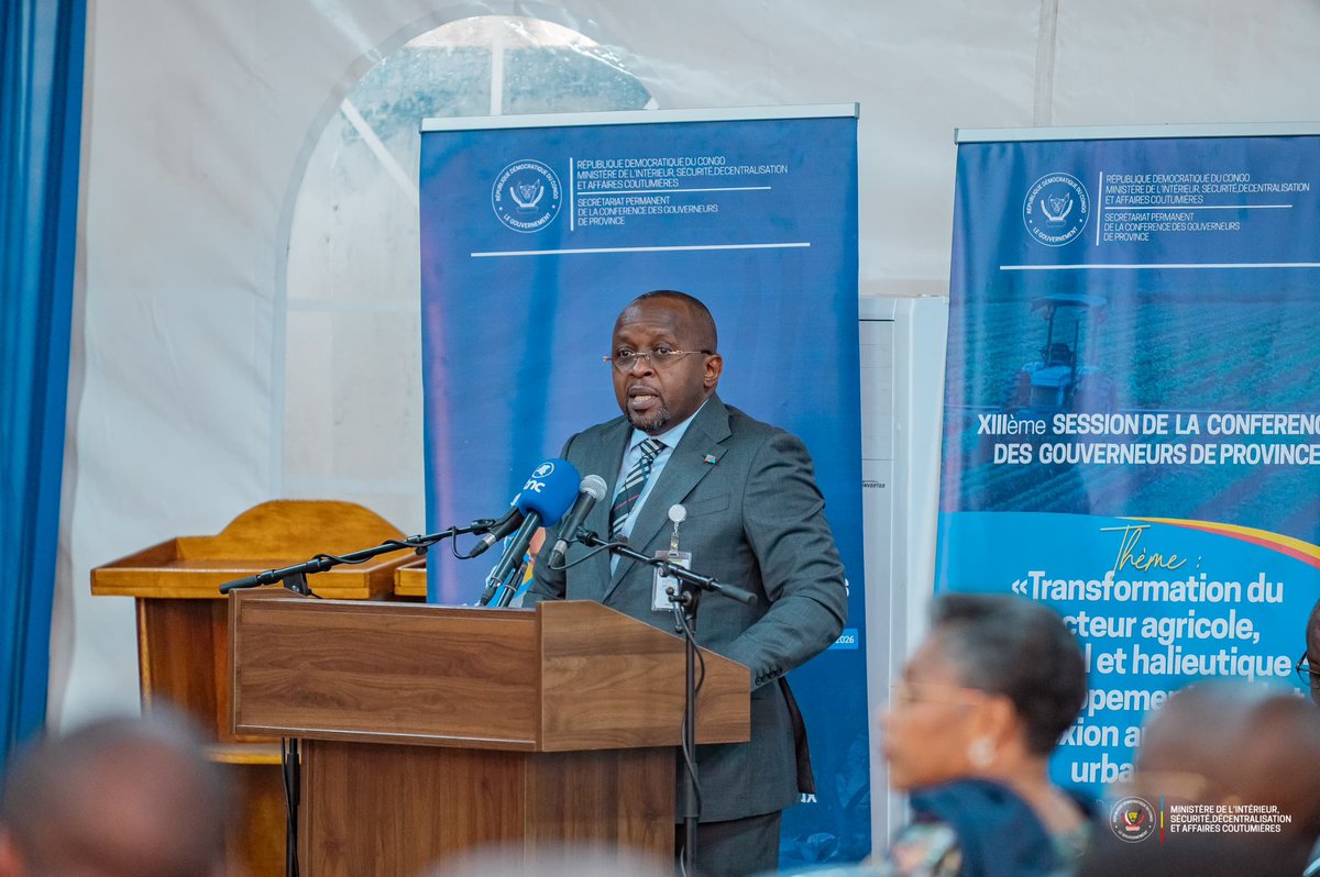 shabani_lukoo's tweet photo. #Kwilu | Conférence des Gouverneurs (1ère et 2ème journée)

Du 24 au 28 mars 2026, la ville de Bandundu accueille la 13ᵉ session de la Conférence des Gouverneurs, axée sur le secteur de l’agriculture, pêche et l’élevage. 

À l’ouverture des travaux, le Président de la République, S. E. Félix-Antoine Tshisekedi Tshilombo, a insisté sur la nécessité de garantir la stabilité des institutions provinciales. Il a appelé les exécutifs à promouvoir une gouvernance responsable et les assemblées provinciales à privilégier des actions fondées sur des faits, en évitant toute démarche de déstabilisation. Il a également encouragé une collaboration harmonieuse entre les institutions pour assurer le bon fonctionnement des provinces.

Au deuxième jour, le 25 mars 2026, en ma qualité de Rapporteur Général, j’ai présenté le rapport d’évaluation de la mise en œuvre des recommandations de la 12ᵉ session tenue à Kolwezi. Le taux global d’exécution est estimé à 74 %, traduisant des avancées significatives, tout en appelant à renforcer les efforts pour une mise en œuvre complète.

👉 À suivre en images ⤵️
