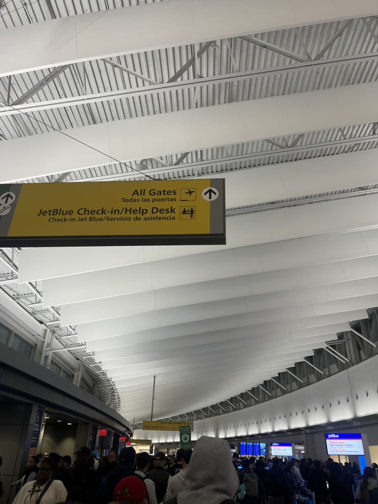 picklegirly's tweet photo. If you’re flying out of JFK Terminal 5 give yourself 4 hours. I arrived at 4:00 am and made it through just after 6:30 am, with TSA pre check. Travelers are chaotic and cutting, but most agents are quite helpful and calm. https://t.co/XzaPGAF1kt