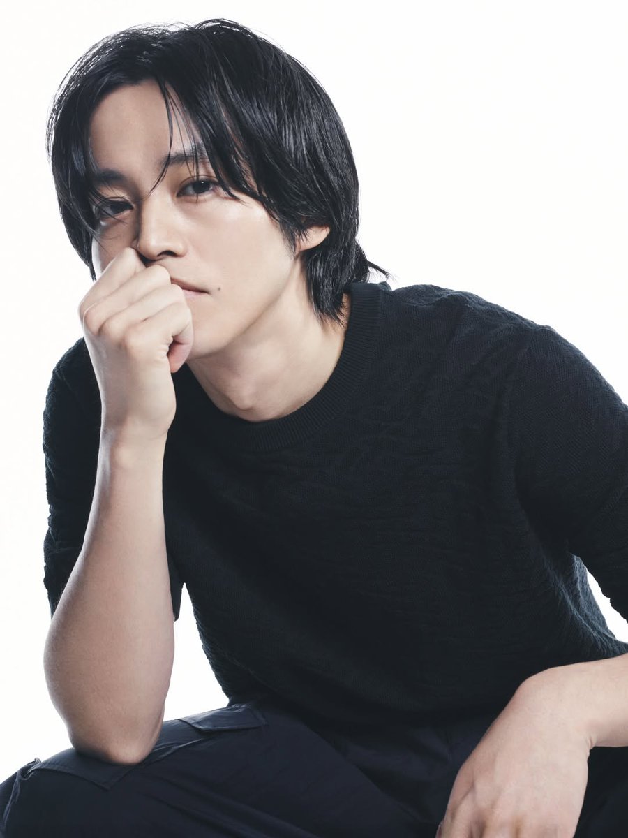 sasaMi524Ta823's tweet image. メトロ銀座線&amp;amp;丸ノ内線(関西では御堂筋線)のTATRAS広告🍑ジャック
モノトーンの背景
動画は光と影
桃李くんの美しい姿と
佇まいで魅せるシンプルさ
ブランドのコンセプトが伝わるセンス
乗り合わせた乗客の皆様のお褒めの言葉嬉しいね〜♬
#松坂桃李 
#TATRAS
#2026年春夏  share.google/a3d8dsrcbn238T…