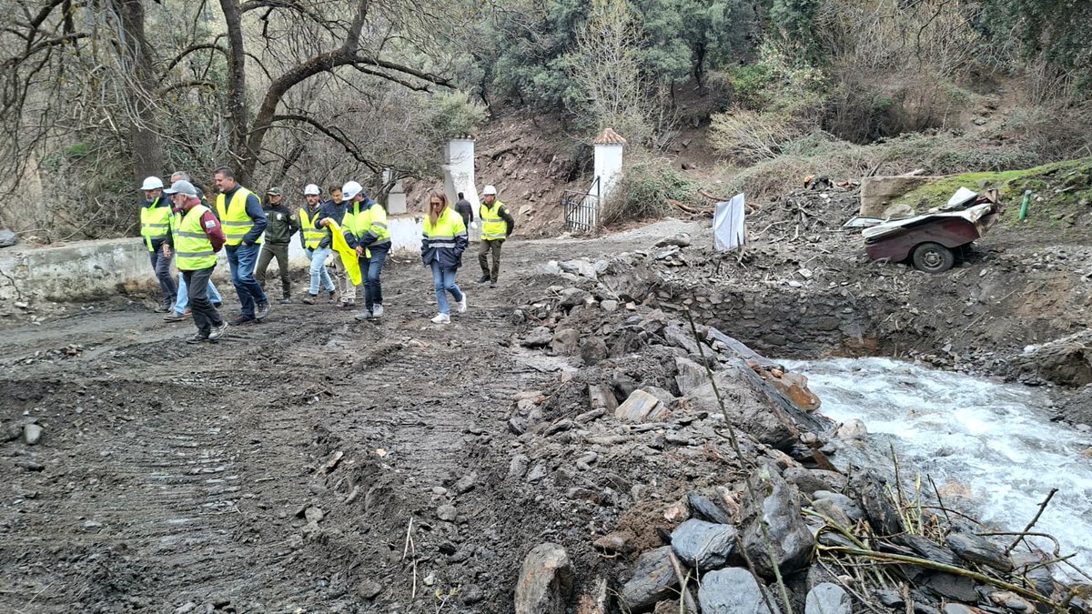 JuntaGranada's tweet photo. El delegado de @MedioAmbAND @ManuelFGranada realiza una visita técnica para inspeccionar las obras de emergencia que se ejecutan en el municipio de Lugros, concretamente en el camino forestal de acceso al paraje de El Camarate, situado en el Parque Nacional de Sierra Nevada. https://t.co/unrMTNt2qd
