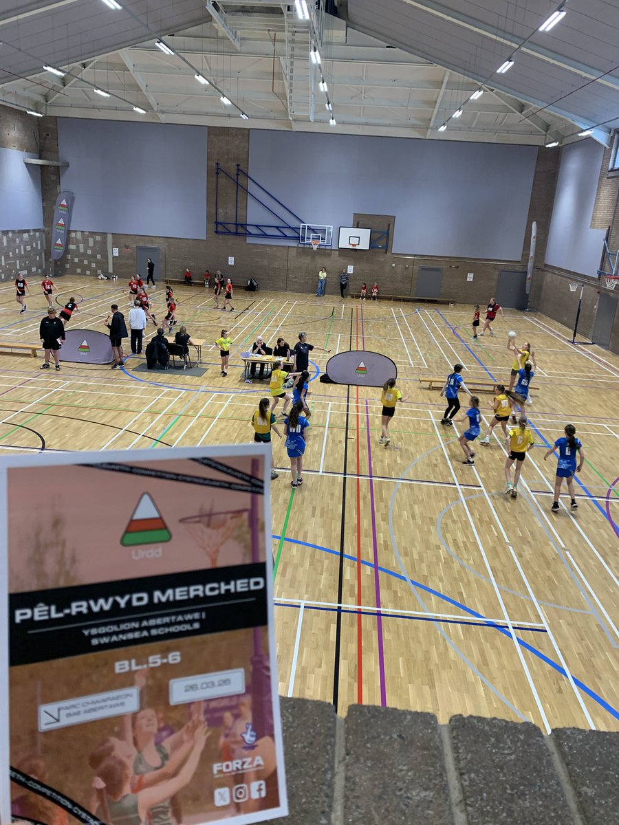 Chwaraeon's tweet photo. Gêmau wedi cychwyn yma yn Abertawe a’r gyfer Cystadleuaeth Pêl-rwyd Ysgolion Abertawe. 🏐

@chwaraeonyrurdd https://t.co/wr1ezFEb7X