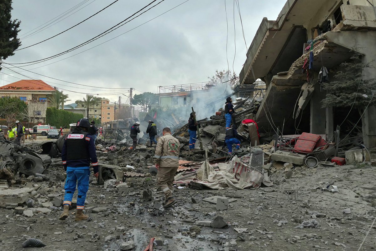 lorienttoday's tweet photo. 🚨 #WaronLebanon | First aid responders are seen at the site of an Israeli airstrike that targeted the southern Lebanese village of Kfar Roummane on March 26, 2026.
(Credit: AFP) https://t.co/qvzWiLQPj8