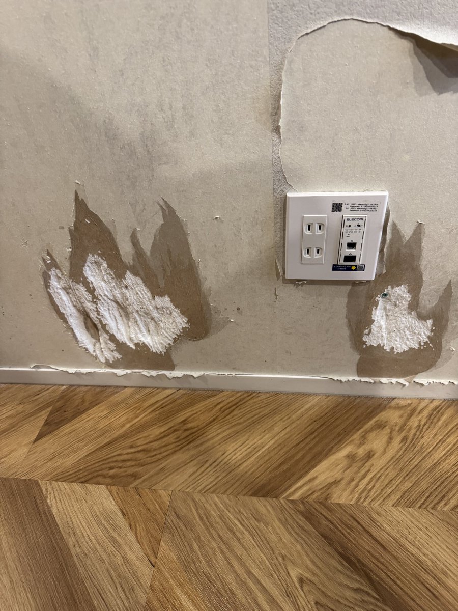 DxMother's tweet photo. まぁまぁ酷いペット部屋退去後の確認😭新築から僅か2年でこの有様、泣きたくなるね〜速攻現状回復見積依頼。

自宅へ帰ったらうちの子も窓ガラス割ってたわ(4枚目写真)壁も同じ位やられてる。ガラス割ったのはコレで2度目、室内飼育の宿命だね〜💦 https://t.co/Pgt6UpMk6d
