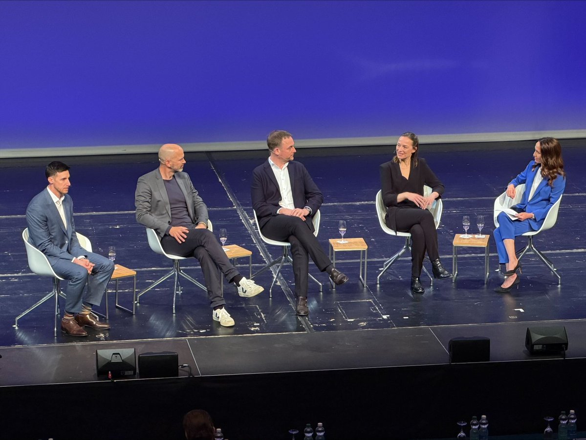 Auch das Thema KI darf bei den Trendtagen Gesundheit nicht fehlen. Christian Baumgartner diskutierte mit Peter G. Kirchschläger, David Vasella und Susanne Wegener die Frage, ob Medizin Verantwortung an die KI delegieren kann. #TGL2026