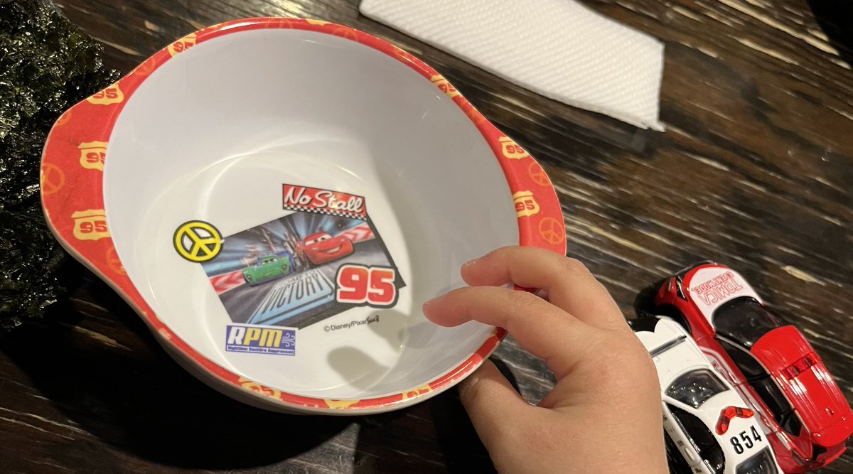 外食の時の子供用の食器、大体アンパンマンかプーさんかミッキーだけど。
なんとカーズが出てきた！
カチャーウ！✨🚗
