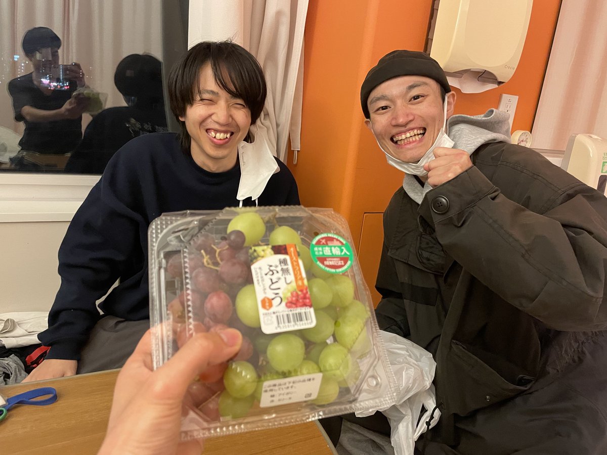 Amebaru's tweet photo. 前菜が主菜、体重37キロりょーぞーと病気の先輩ゆぎょんがお見舞いに来てくれました！ゆぎょんはたまには見舞う側やってみたいとのことで夢叶えれてよかったです。
三人でお弁当食べましたが、僕が一番量食べてました！ https://t.co/E5TmZIJuNH