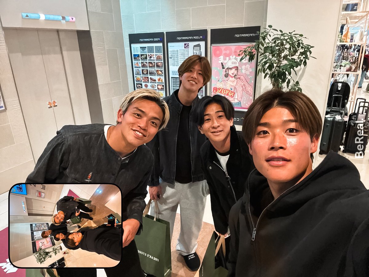 v_varenstaff's tweet photo. BeReal.🔷🔶

Today's shot📲

『笑いあり、笑いしかない😂💙🧡』

#vvaren #乞うご期待✌️#山田陸
#長谷川元希 #岩崎悠人 #松本天夢 https://t.co/XaIaCDZgUb