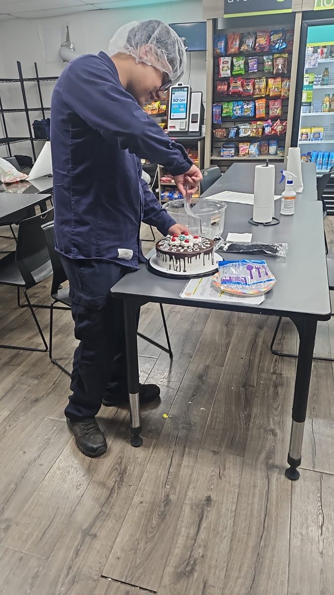 EdwinCuevas_'s tweet photo. Ese día… un par de horas antes estaba celebrando mi cumpleaños solo en mi departamento y llorando. Llegar al trabajo y ser recibido así… nada emocional por que hombres… fue un curita al cora https://t.co/VtpwkiVsBV