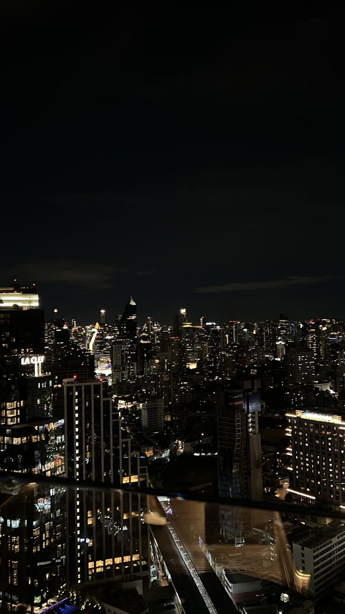 ตอนมีกันอยู่ก็ไม่เคยคิดจะรักษาไว้ให้ดี พอถึงจุดที่เจ็บจนพอเลยเลือกที่จะเดินออกมา เขาก็ดันกลับมาฟูมฟาย พยายามตามให้กลับไปเป็นเหมือนเดิม ชีวิตของปลื้มนี่มันน่าตลกชะมัด