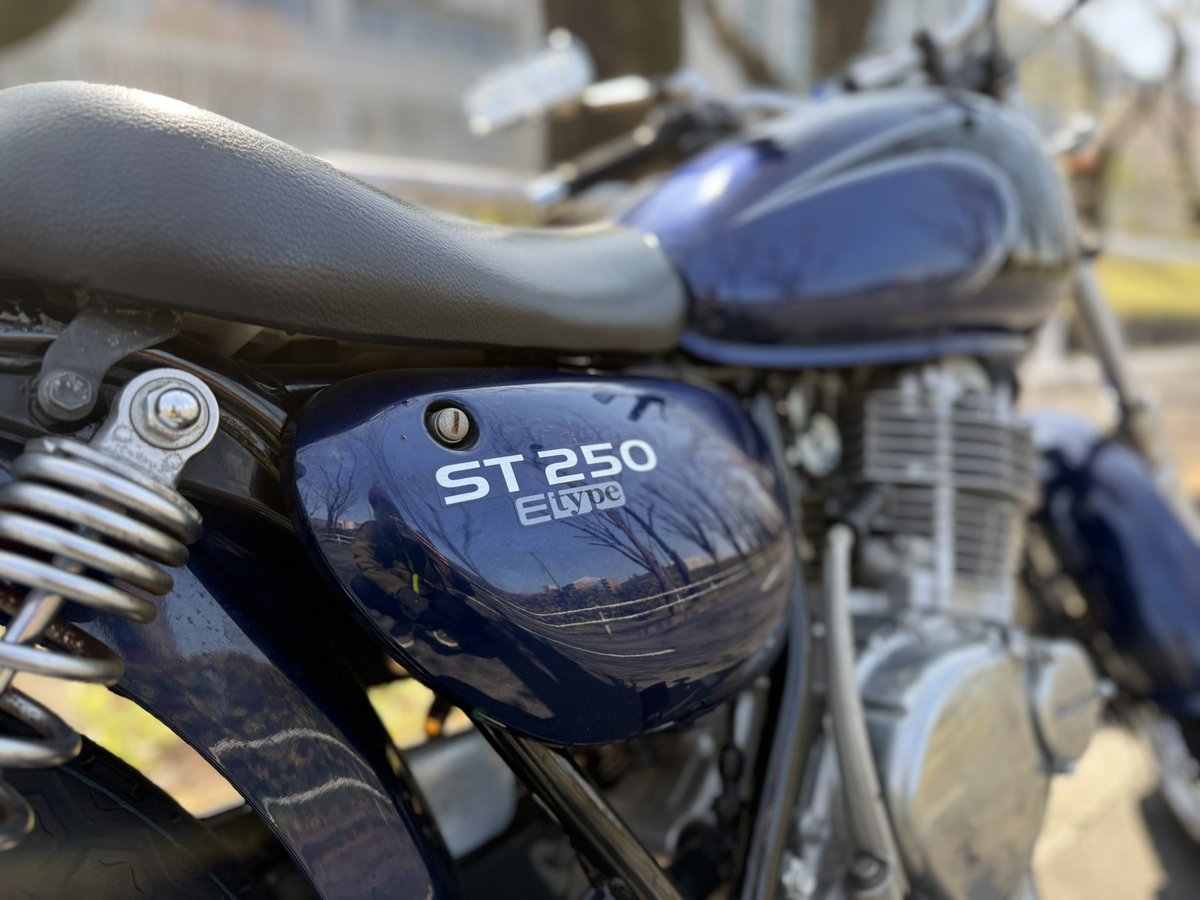 RB25DET2498's tweet photo. 新しい仲間が増えました。

スズキ　ST250
2007年式(キャブ最終型)
・少し四輪が飽きてきた
・バイクを知らないで歳をとりたくなかった

ストレス発散には増車しか勝たん https://t.co/7sOLyPDRdo