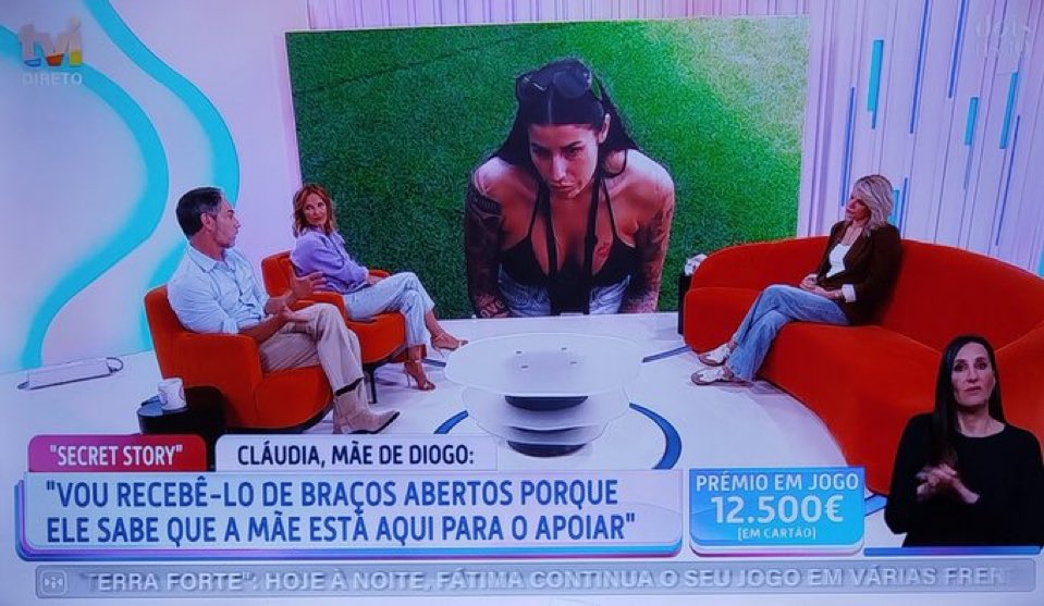 O que o Diogo fez é totalmente condenável, mas irem partir vidros a casa da família dele é ainda mais doentio.

Vivemos numa sociedade totalmente doente, vocês precisam urgentemente de ajuda psicológica e psiquiatra #sstvi