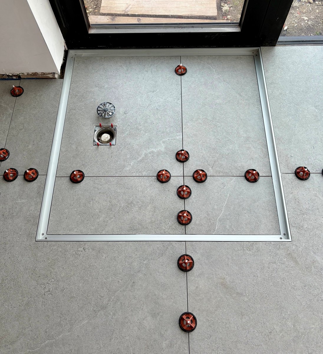 info_VT_be's tweet photo. Matkader 100/100 cm
#vloerder #tegelzetter #vloerwerken #tegelwerken #mozaïek #xxltegels #davidwillocx #buggenhout #dendermonde #lebbeke #opwijk #sintamands #londerzeel #merchtem #hamme #bornem #puurs #oostvlaanderen #vlaamsbrabant #antwerpen #gent #brussel #waasland #matkader https://t.co/1Y8eSijn6E