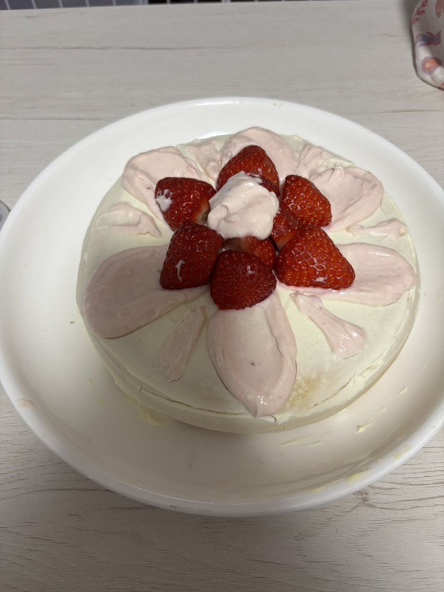 ko_ya1210's tweet photo. 私事ではありますが、今日誕生日を迎えました🥳
🐶が休みを取ってくれて、メガネをプレゼントしてくれたりケーキを作ってくれたり夜ご飯は豪華なお寿司をテイクアウトしてくれたり美容院代を出してくれたり、とても幸せな１日になった🥰❤️
🐶には心から感謝だわ😭💕💕 https://t.co/ayq7QHlRbu