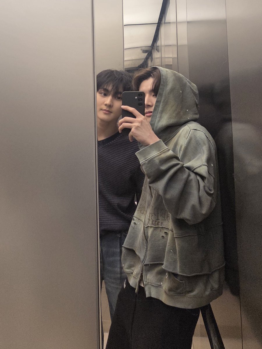 j —⋆⋆ tweet media