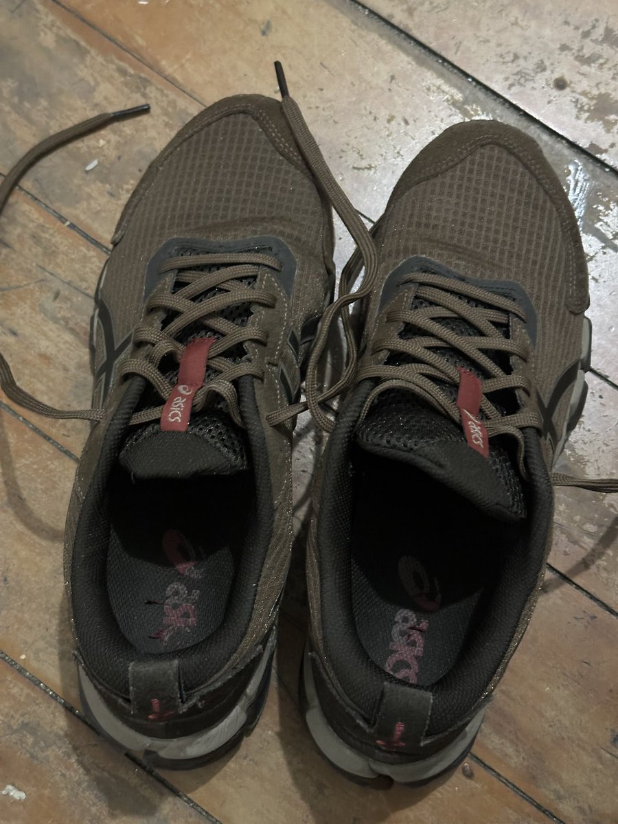 DuduuDeLuca's tweet photo. @asicsbrasil um absurdo um tênis caro em 2 meses usando poucas vezes acontecer isso. Essa é a qualidades que vocês falam?  @ASICSRunningJP @ASICSamerica https://t.co/pNjUFOzNxd