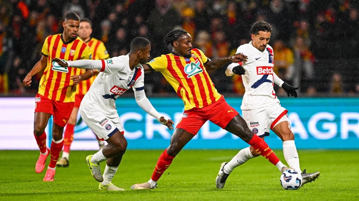 MediaParisien's tweet photo. 🚨🚨🚨 LENS PSG SERA REPORTÉ ! 

La Ligue accepte officiellement la demande parisienne. 

@RMCsport https://t.co/O3fpNWqFHj