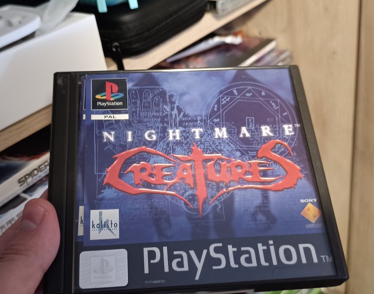 Nightmare Creatures de PlayStation, comprado hace muchísimos años en la misma tienda donde pillé Doom y Final Doom.
Lo conocía por la demo, y si no recuerdo mal, ya tenía el 2 en la Dreamcast.

Juegazo!
