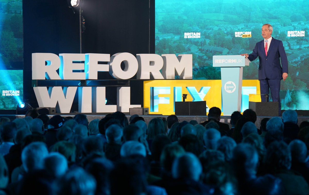 brightonsnapper's tweet image. Nigel #Farage in #Suseex last night