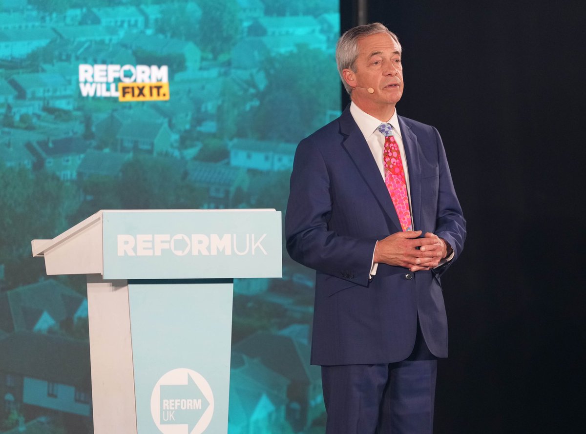 brightonsnapper's tweet image. Nigel #Farage in #Suseex last night