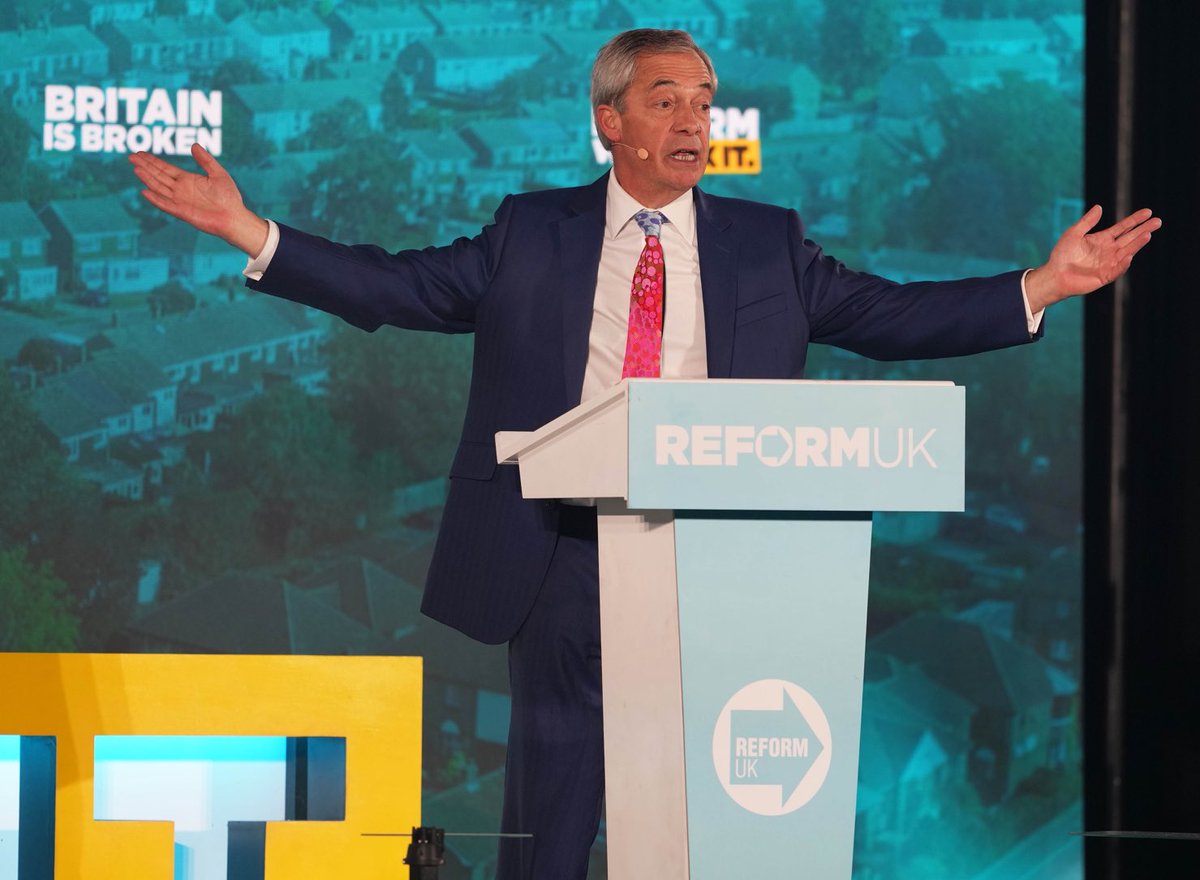 brightonsnapper's tweet image. Nigel #Farage in #Suseex last night