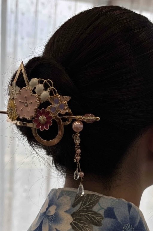 娘ちゃん、卒業式で念願の春組簪を付けられました(写真はちょっと加工してあります)