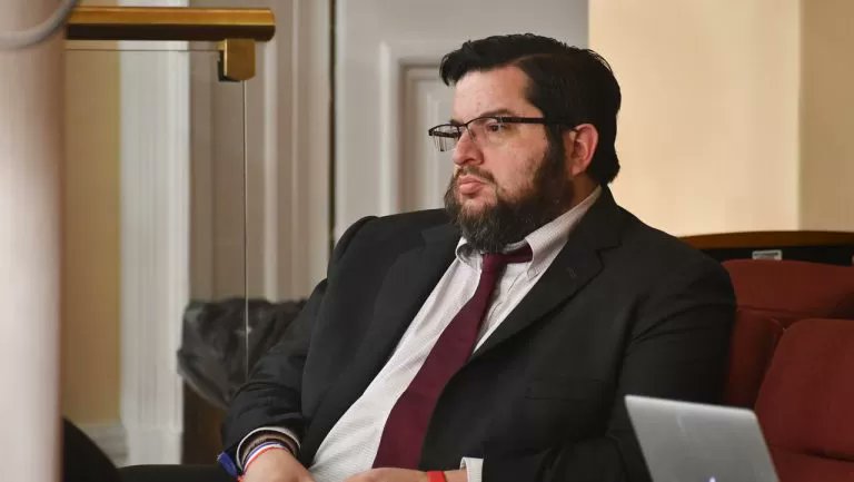 Si en una empresa privada, el encargado de RRPP dice que la empresa esta quebrada,y eso es falso, lo echan de inmediato. En el gobierno de J.A. Kast, el encargado de Comunicaciones dice que Chile esta quebrado, lo que es falso, le cambian la minuta. Raro, o no? <a href="/sebastian_gray/">Sebastián Gray</a>