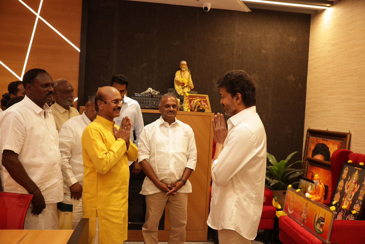 காங்கிரஸ் மற்றும் மாற்றுக் கட்சியினர்
வெற்றித் தலைவர் <a href="/TVKVijayHQ/">TVK Vijay</a> முன்னிலையில் கழகத்தில் இணைந்தனர் !!