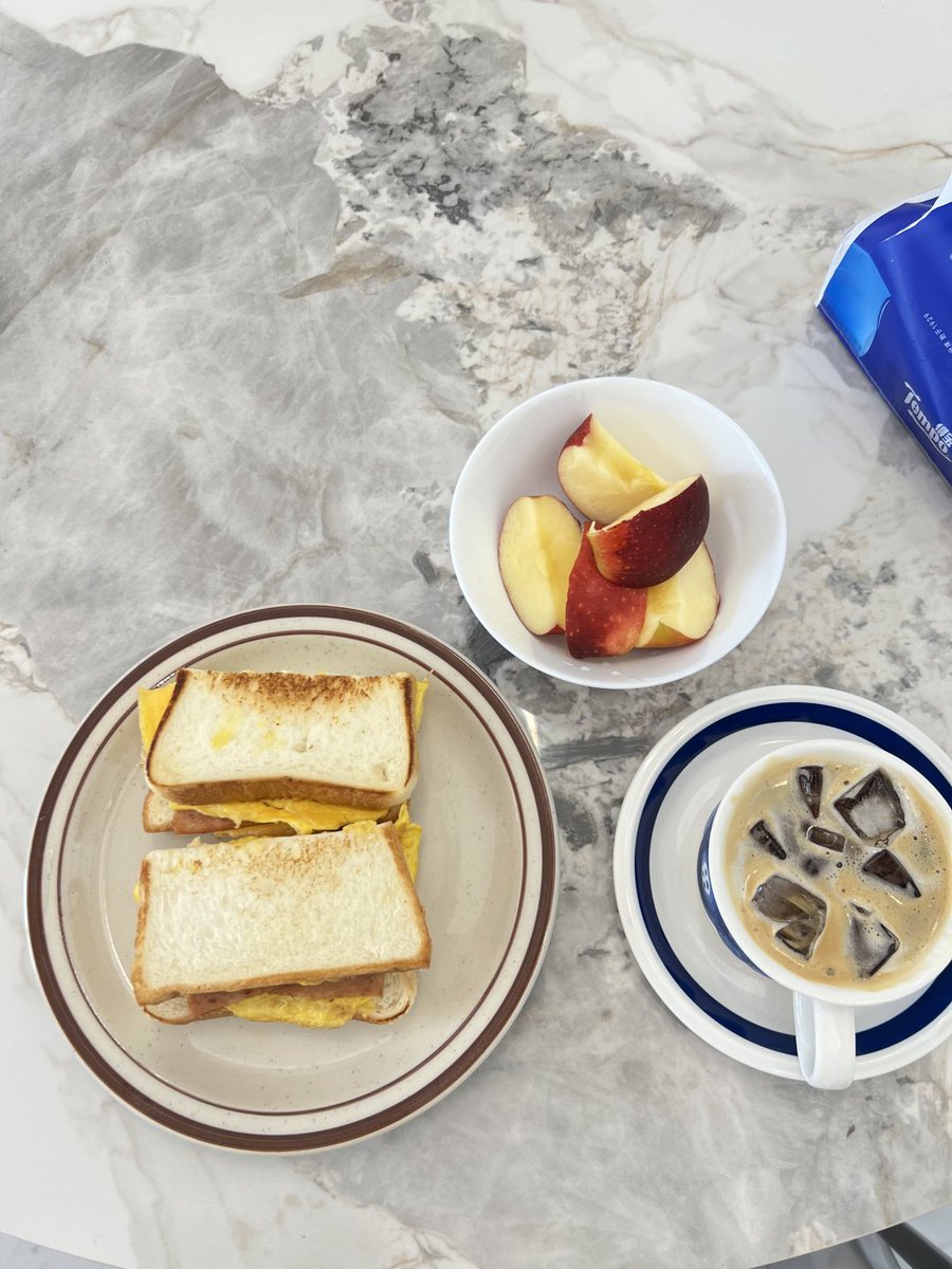 camillemoves's tweet photo. Crack the eggs into a hot pan, add a little oil. When the eggs are almost cooked but still have some liquid, put the toast in and let the egg liquid soak into the bread. https://t.co/89NCH3QhUv