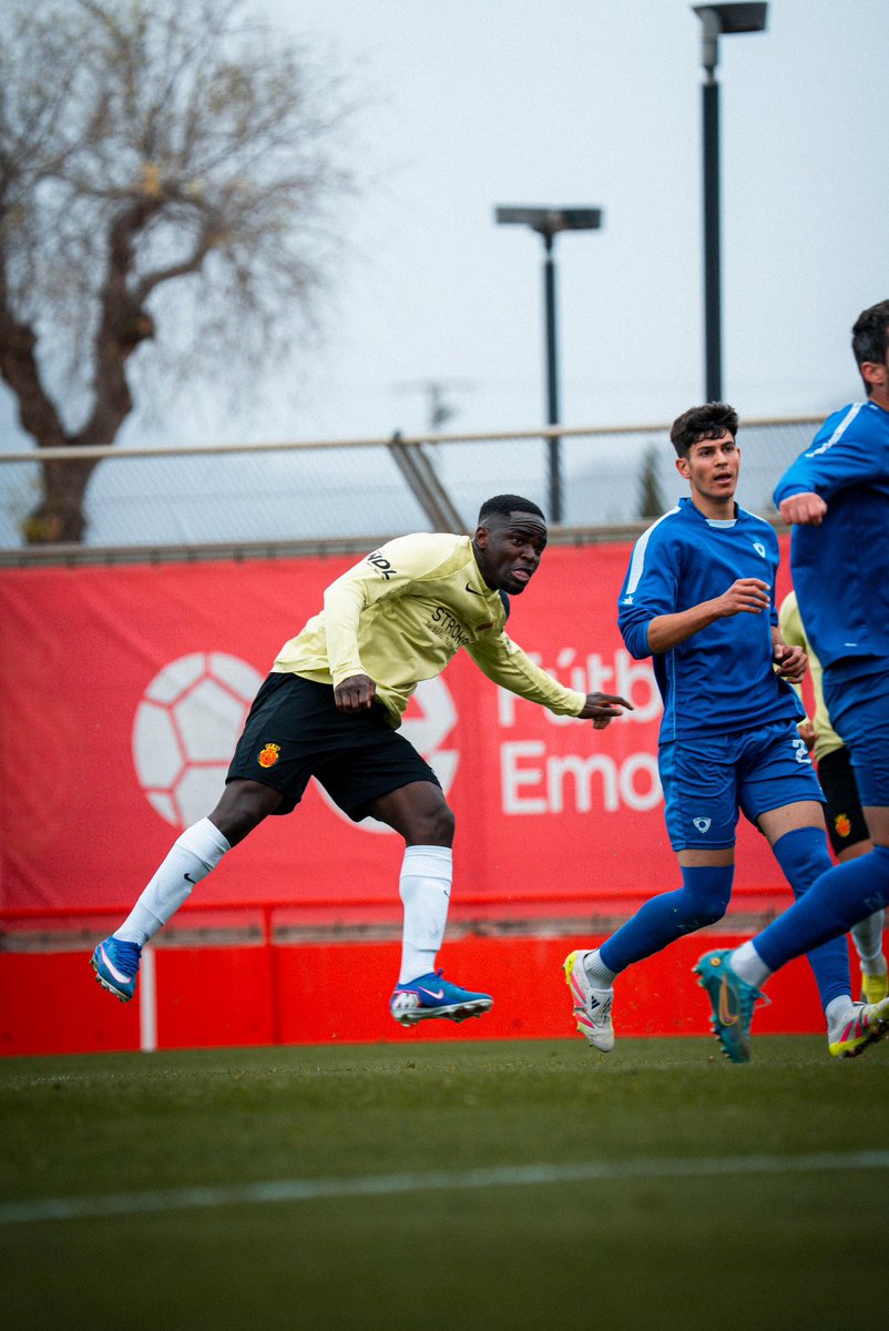 RCD_Mallorca's tweet photo. Partit d’entrenament 🆚 @ce_andratx 

Molta sort pel que resta de temporada! ❤️🖤 https://t.co/lMPX7J4fCt