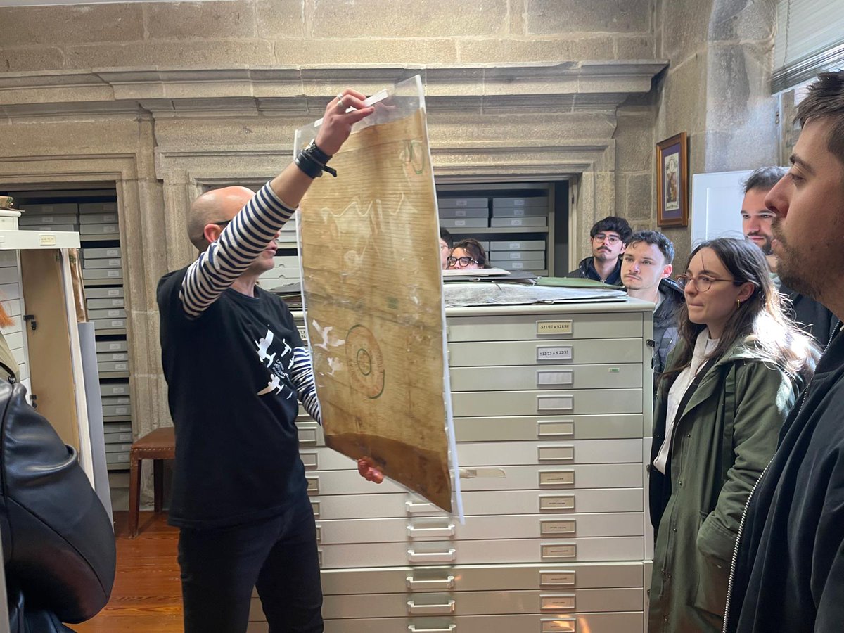 caminomedieval's tweet photo. Como de costume, comezamos o segundo día cunha visita á entorna arquitectónica e o arquivo da Catedral de Santiago 📜 https://t.co/xRXpFKfknB