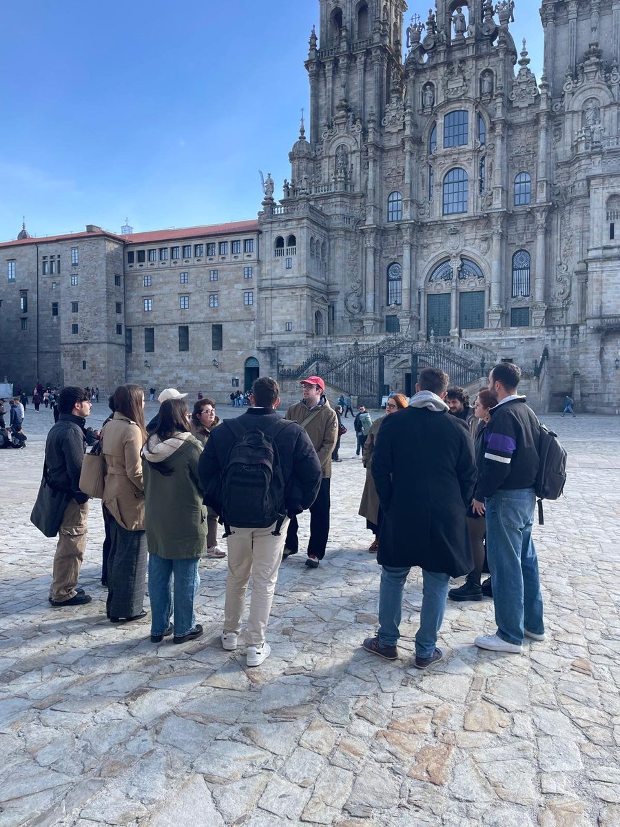 caminomedieval's tweet photo. Como de costume, comezamos o segundo día cunha visita á entorna arquitectónica e o arquivo da Catedral de Santiago 📜 https://t.co/xRXpFKfknB