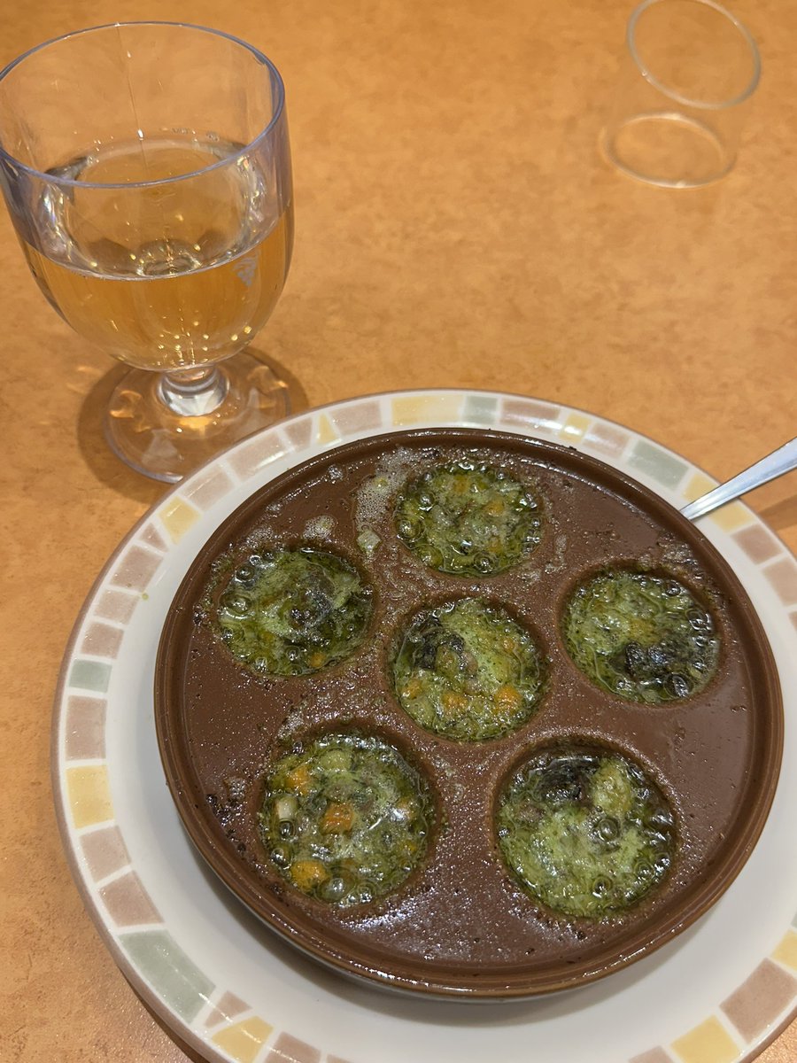 サイゼでエスカルゴと100円ワイン。

いつかサイゼでマグナムを飲み干す会やりたい。