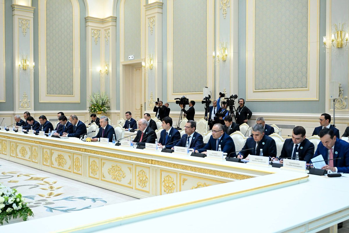President Shavkat #Mirziyoyev and President <a href="/EmomaliRahmonTJ/">Emomali Rahmon</a> held tête-à-tête talks and co-chaired the first meeting of the Supreme Interstate Council, opening a new chapter in the Uzbekistan–Tajikistan strategic partnership.

The talks focused on expanding trade, industrial