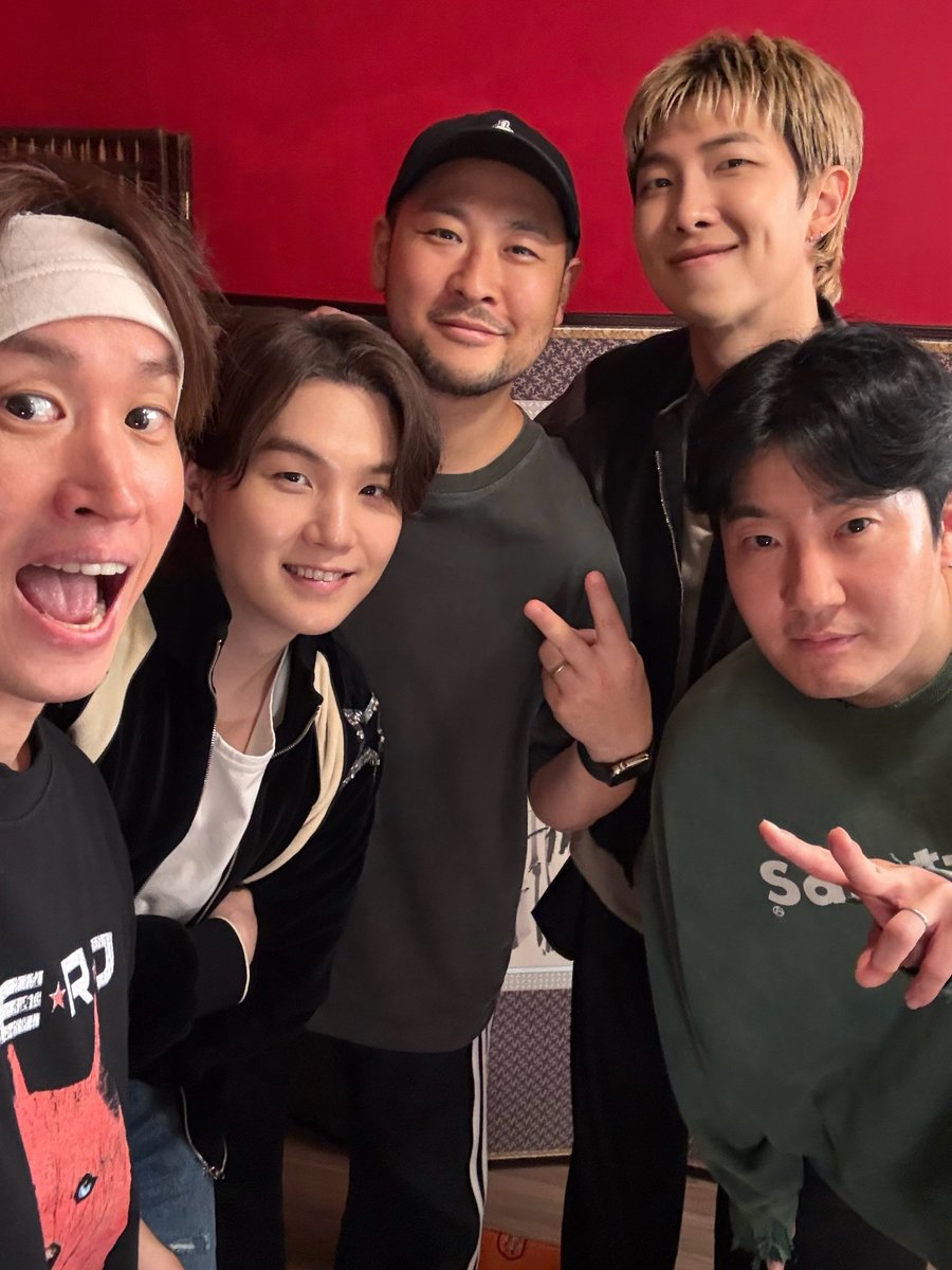 SUGASUPPORTERS_'s tweet image. #슈가소식

IG@blobyblo

the hyung dongsengs EPIK HIGH x RM x SUGA 💜 the new EPIKASE episode is OUT NOW (link in bio) 🌊🌊🌊🌊🌊🌊
@ agustd @ rkive @ bts.bighitofficial #SWIM #ARIRANG

🔗instagram.com/p/DWWKhs6FOHe/…
#SUGA #슈가