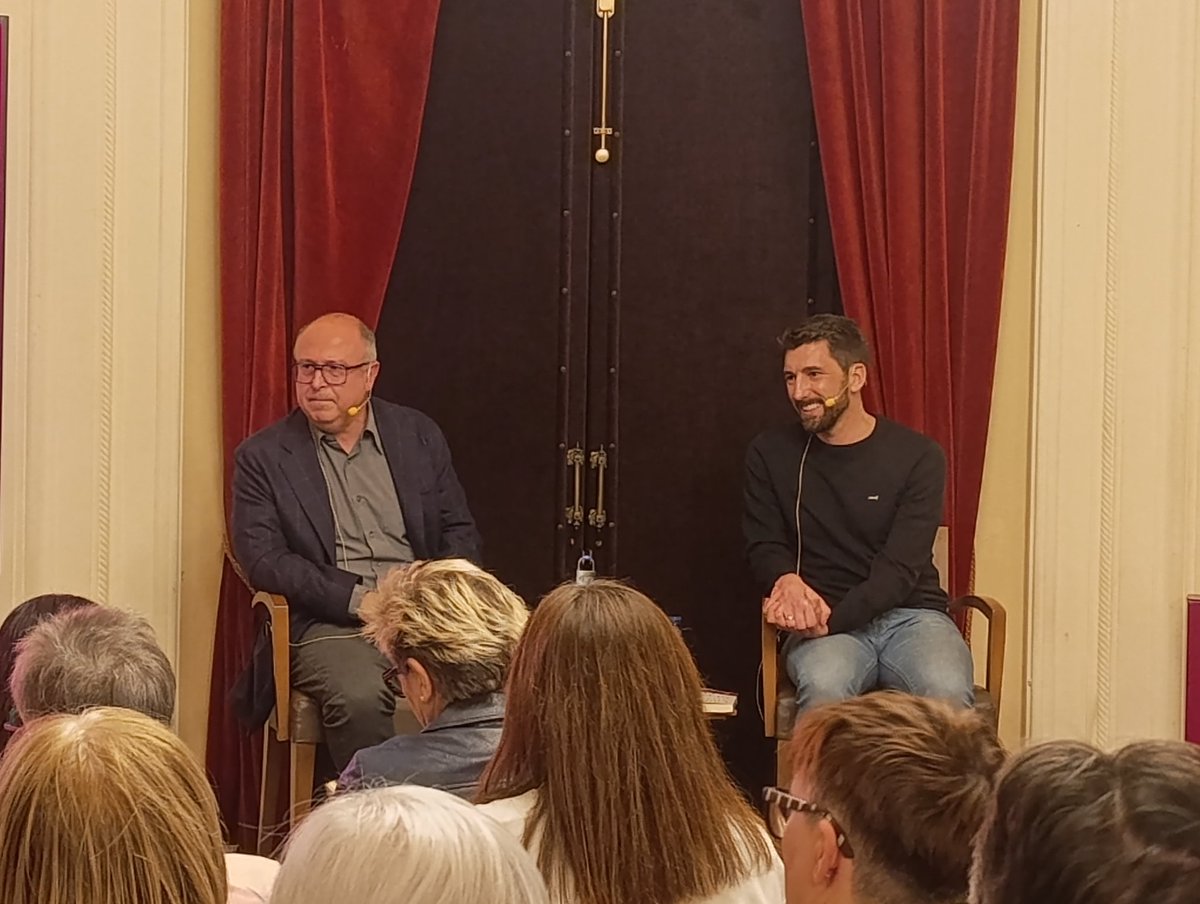 Alsonamedtiny's tweet photo. Ahir vaig assistir a la presentació del llibre "On neix la llum", de @oriolmitja al Círcol de Reus. La presentació va esdevenir una conversa profunda, tendra i honesta entre el Dr. Francesc Xavier Arrufat, psiquiatre i director gerent del Pere Mata de Reus, i el Dr. Mitjà. https://t.co/rOzySyOF7R
