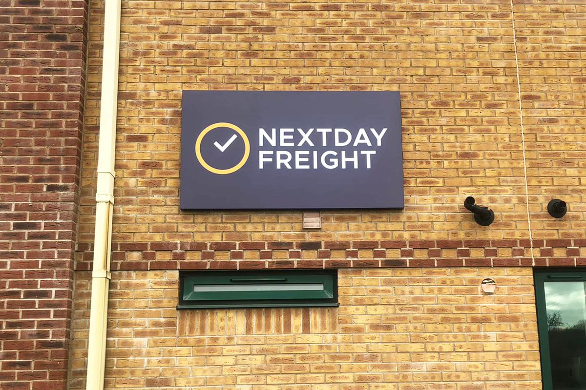 UFUDirectory's tweet image. Nextday Freight signage project 🚛

We installed an 1800 x 1000 mm external tray sign and a 330 x 230 mm internal door graphic for Nextday Freight, ensuring durable and professional branding.

📞 Contact us for a tailored quote!

#IndustrialSignage #PoppySigns #TraySigns