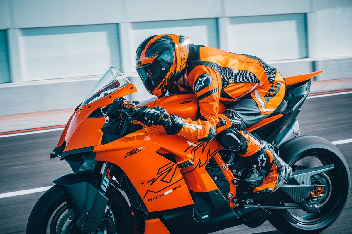 ktm_japan's tweet photo. 【第53回東京モーターサイクルショー2026】

KTMブース内容のご紹介！
KTMブースでは、国内初披露となる新型モデルや人気モデルを多数展示します！

🔥日本初披露モデル
・KTM 1390 SUPER ADVENTURE S EVO
・KTM 990 RC R
・KTM 990 DUKE R

🔥 体験＆コンテンツも盛りだくさん
・KTM 390 SMC R ウィリー体験
・豪華ゲストによる新型モデルトークショー
・WPサスペンション解説
・POWERWEAR販売コーナーも実施！

🔥 トークショー登壇者
鈴木 大五郎（モーターサイクルジャーナリスト）
大鶴 義丹（俳優）
ケビン・シュトラスマイヤー（KTM Japan代表）
岩下 力（PG&Aスペシャリスト）

ブース：1階 西ホール 1-06

ぜひ会場で最新モデルを体感してください！

▼詳細はこちら
https://t.co/zqJ3S1Bs8k

#KTM #東京モーターサイクルショー