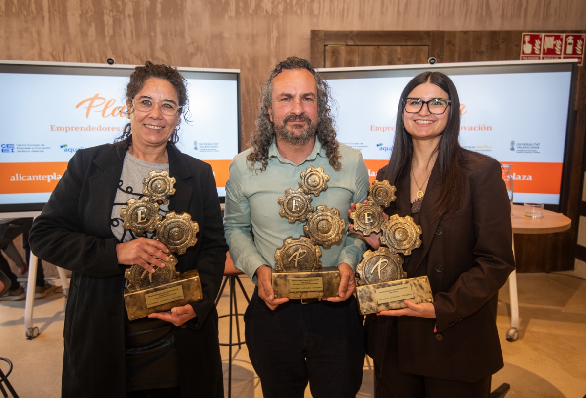 ceeivalencia's tweet photo. Ayer participamos en los VI Premios Plaza Emprendedores, un encuentro que vuelve a poner en valor el talento que está marcando el camino en la Comunitat Valenciana 🙌 

💥 Enhorabuena a @ImperiaSCM, Calpech y https://t.co/8LETPXMHub. 

@alicanteplaza 📷 https://t.co/Y3P3RVOUTq https://t.co/ZH9DzXmheF