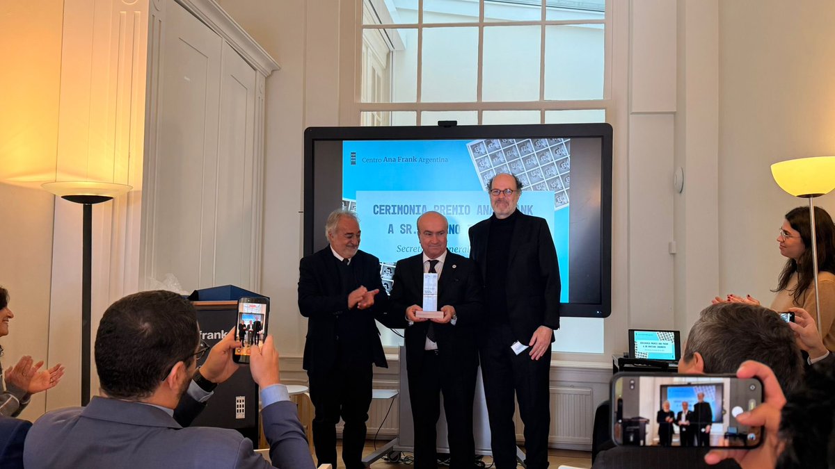 JaboneroOEI's tweet photo. Recibo con enorme gratitud el Premio ‘Ana Frank’, un reconocimiento que tiene un profundo significado para mí.
 
He dedicado mi vida a la educación, convencido de que es una herramienta fundamental para construir sociedades más justas, inclusivas y democráticas. No obstante, este reconocimiento no es individual, sino el reflejo de un esfuerzo colectivo sostenido durante décadas, con el que hemos logrado avances importantes para millones de personas en la región iberoamericana.
 
Agradezco a la Casa de Ana Frank este honor, que me impulsa a seguir trabajando con renovado compromiso.