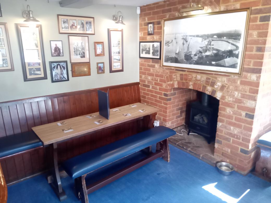 NigelSommelier's tweet image. Beer O'Clock. Bit too chilly to sit outside The Queen's Head despite the gorgeous sunshine. Got a pint of @Adnams Broadside in this popular riverside #pub. Cheers 🍻