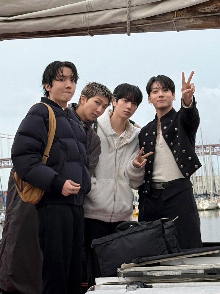 BTS Updates, News & Charts ⁷ tweet media